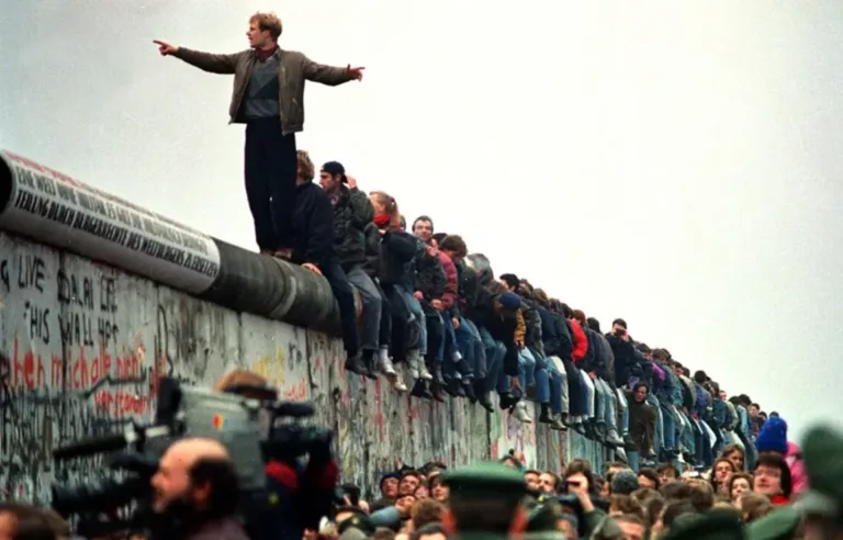 Berlin Duvarı'nın Yıkılması